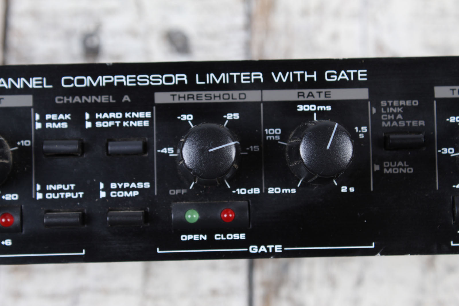 配信機器・PA機器・レコーディング機器 Alesis 3630 Compressor Alesis 3630 Compressor RMS/Peak Dual Channel Compressor Limiter