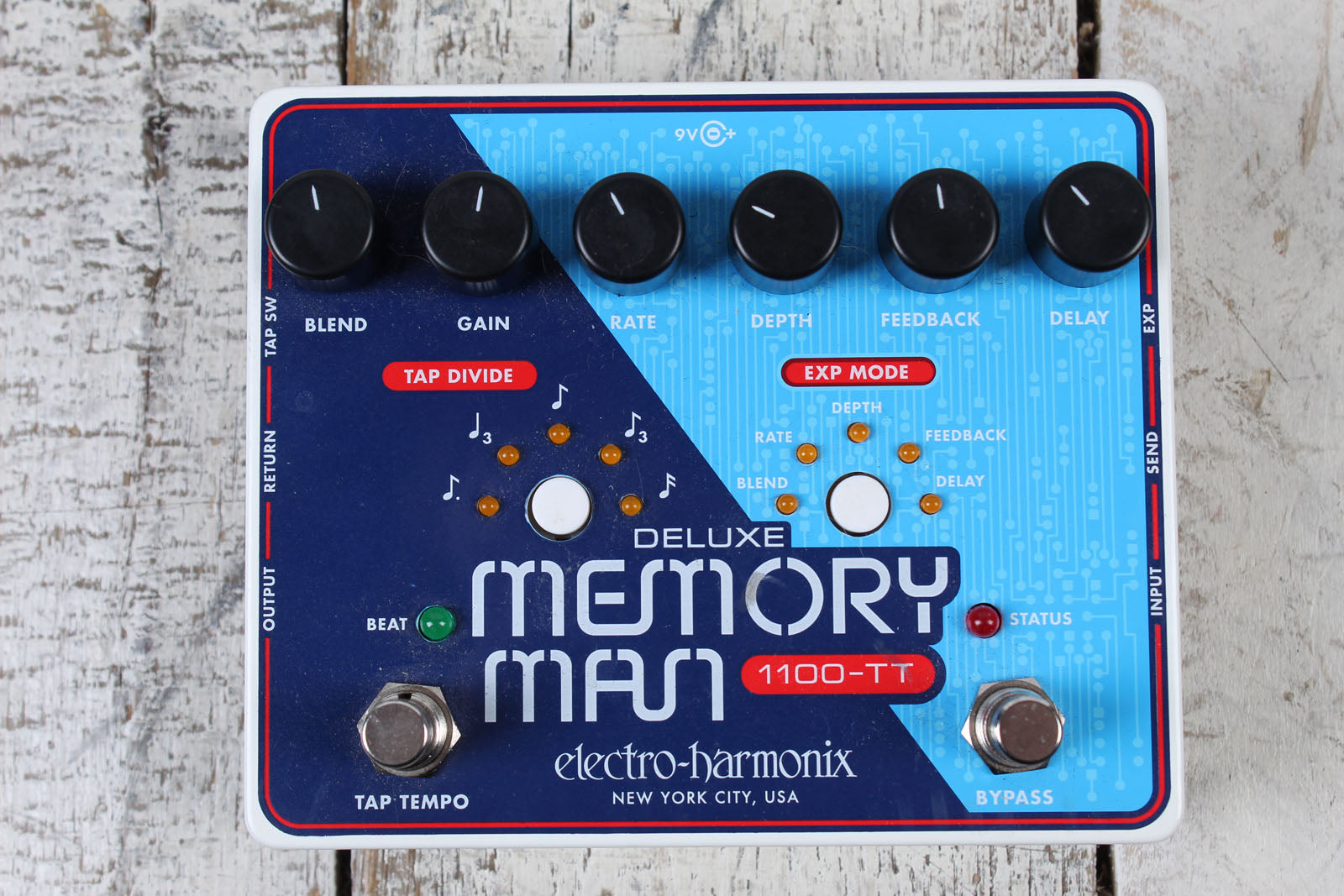 Electro-Harmonix Deluxe Memory Man 1100-TT Delay Pedal Electric Guitar Effects Pedal with Power Supply Main image