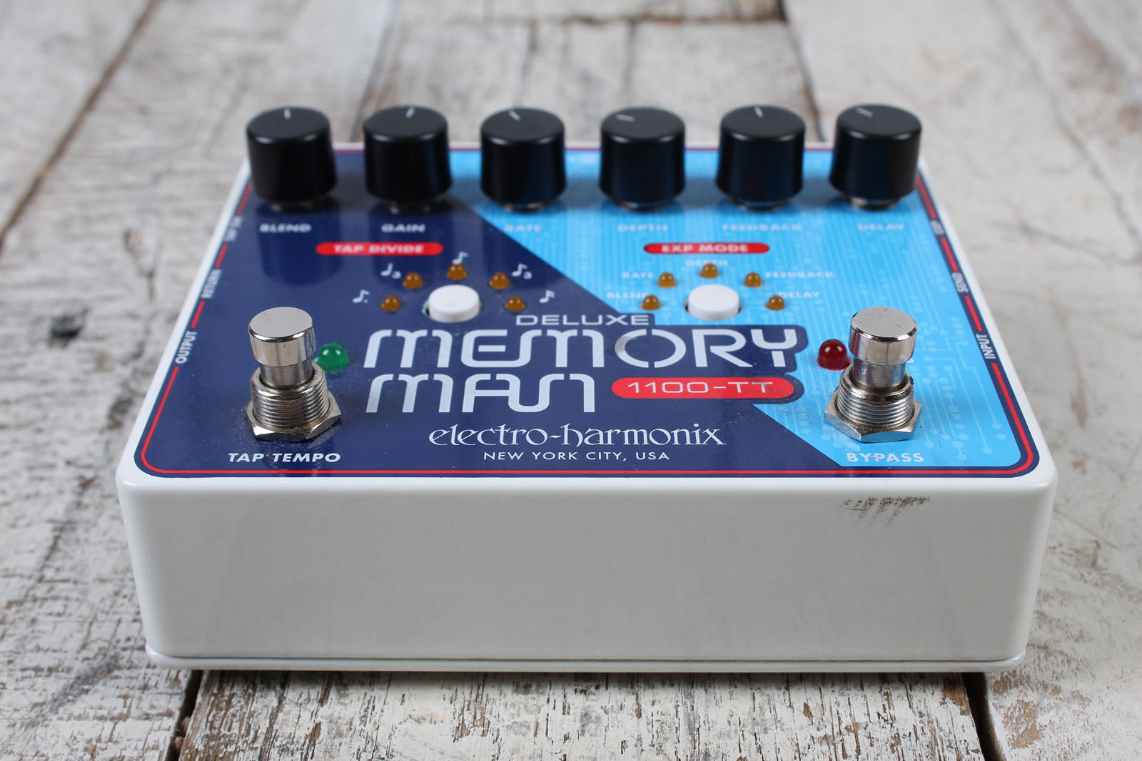 Electro-Harmonix Deluxe Memory Man 1100-TT Delay Pedal Electric Guitar Effects Pedal with Power Supply