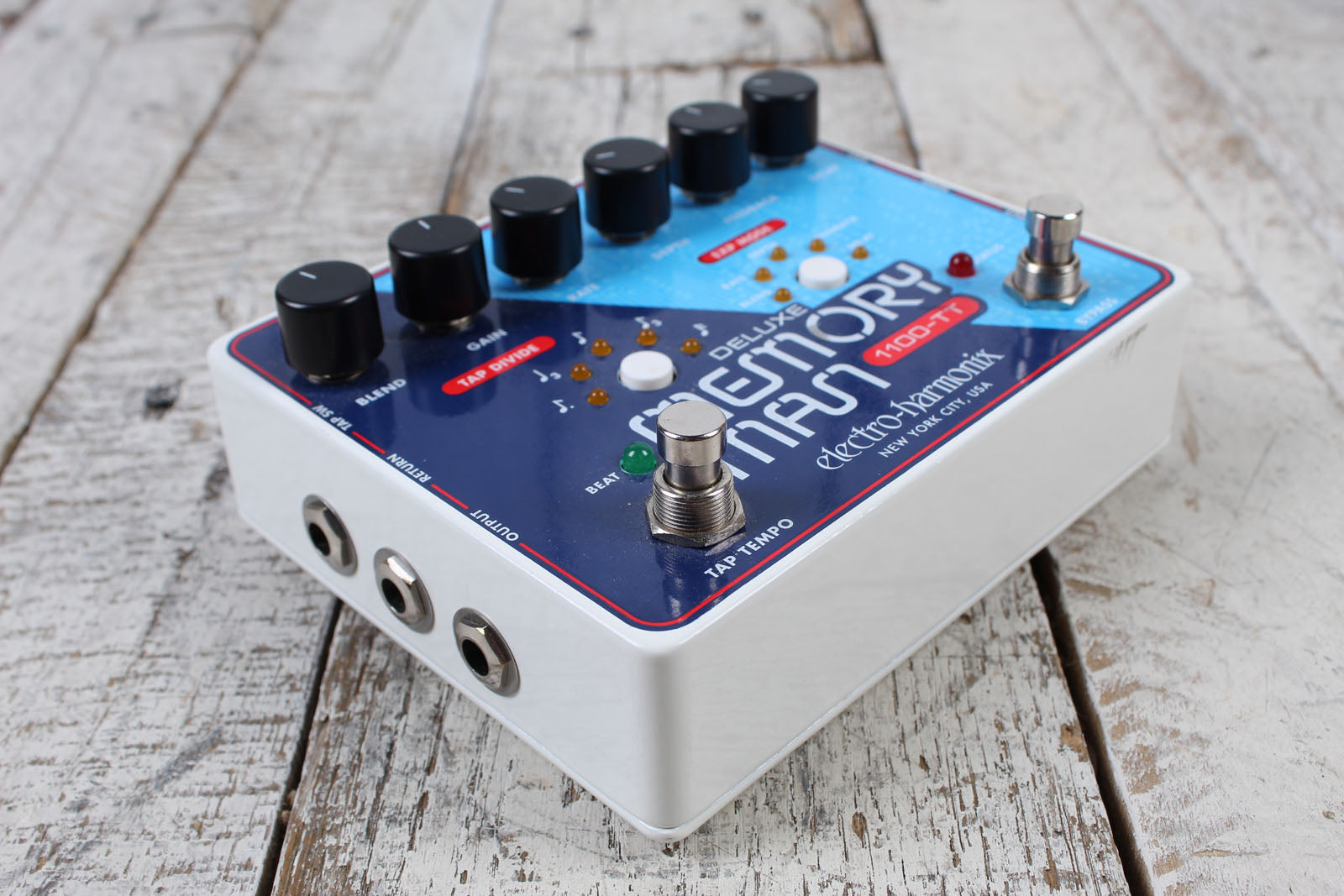 Electro-Harmonix Deluxe Memory Man 1100-TT Delay Pedal Electric Guitar Effects Pedal with Power Supply