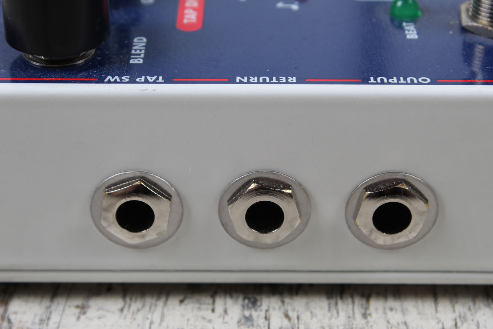 Electro-Harmonix Deluxe Memory Man 1100-TT Delay Pedal Electric Guitar Effects Pedal with Power Supply