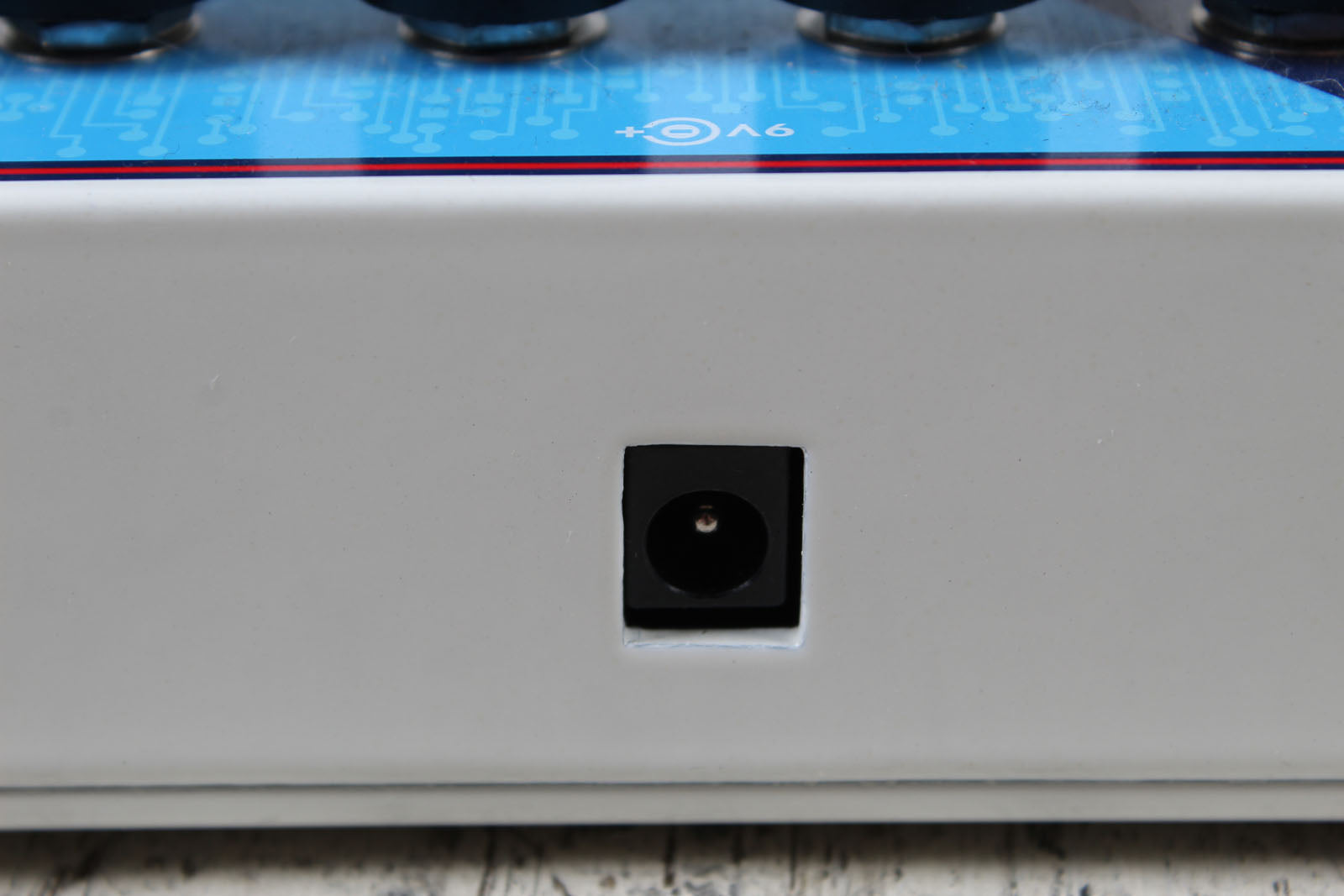 Electro-Harmonix Deluxe Memory Man 1100-TT Delay Pedal Electric Guitar Effects Pedal with Power Supply