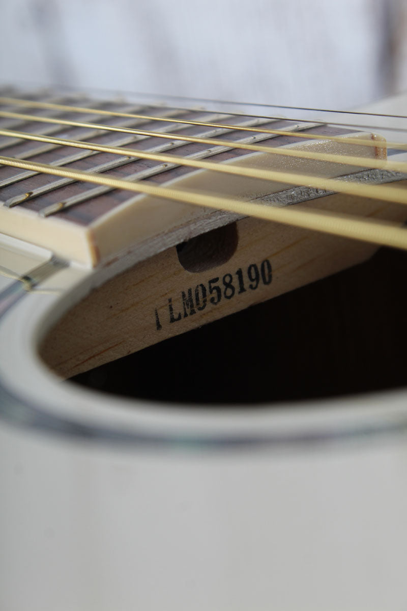 Yamaha APX600 Thinline Cutaway Acoustic Electric Guitar Vintage White Finish