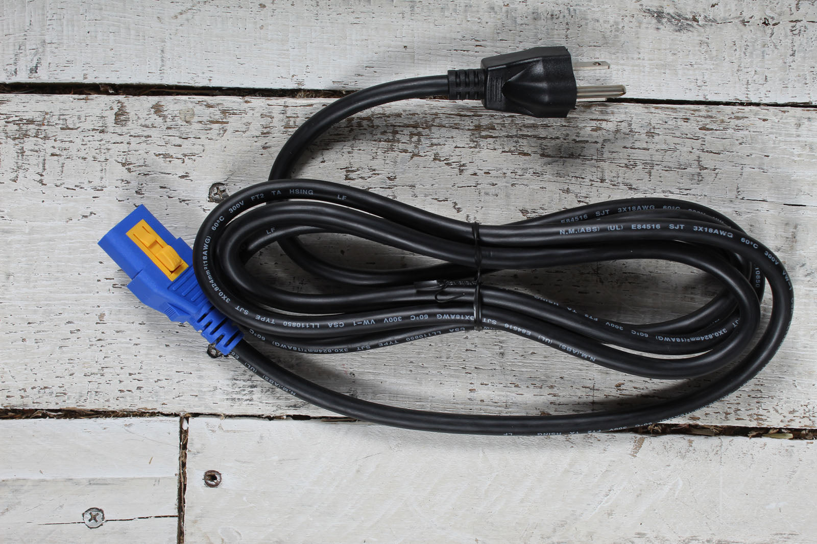 Yamaha DXS12mkII Powered Subwoofer 12 Inch 1020 Watt Band-Pass Type Subwoofer