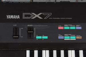 Yamaha Vintage 1980s DX7 Digital Synthesizer 61 Key Keyboard w Case & Cartridges