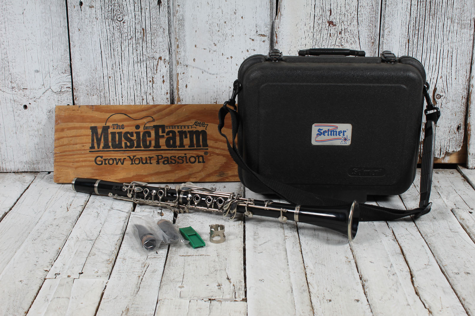 Selmer CL300 Student Clarinet with Hardshell Case Secondary image