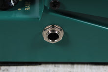 Load image into Gallery viewer, Boss TR-2 Tremolo Pedal Electric Guitar Effects Pedal Vintage Tremolo Effects