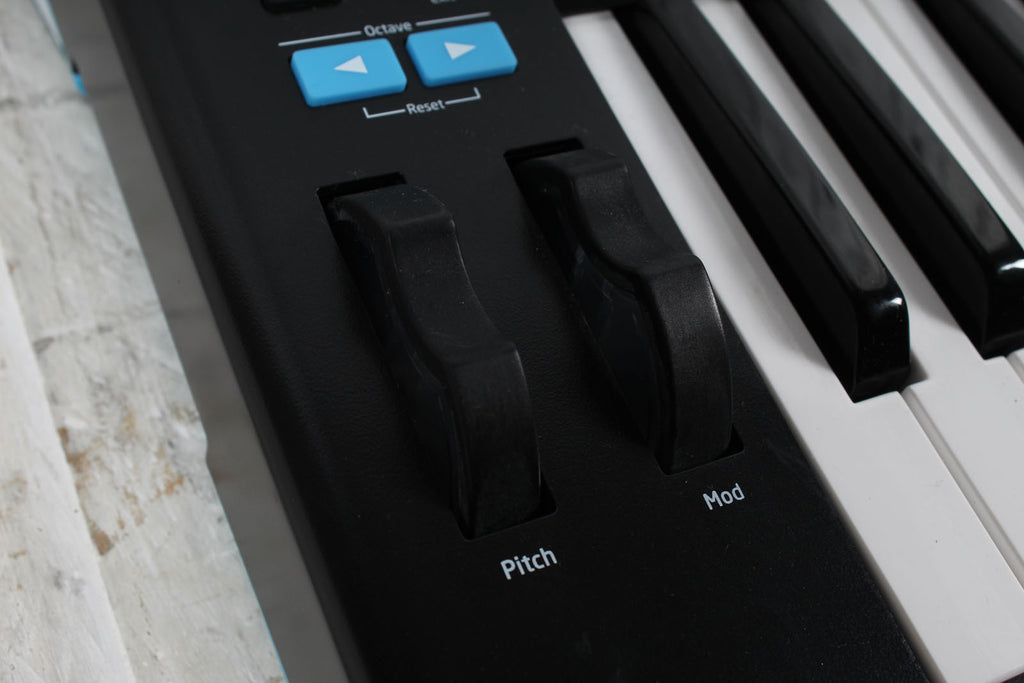 Novation Bass Station II Analog Synthesizer 25 Key Synthesizer with Gig Bag