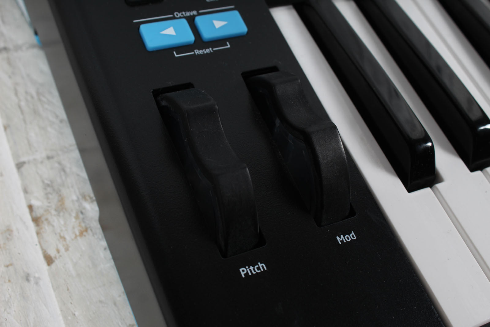 Novation Bass Station II Analog Synthesizer 25 Key Synthesizer with Gig Bag