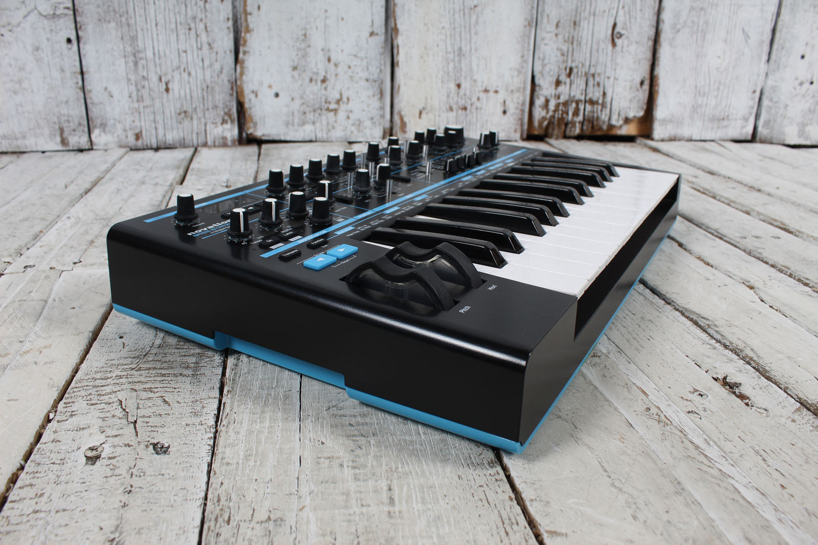 Novation Bass Station II Analog Synthesizer 25 Key Synthesizer with Gig Bag