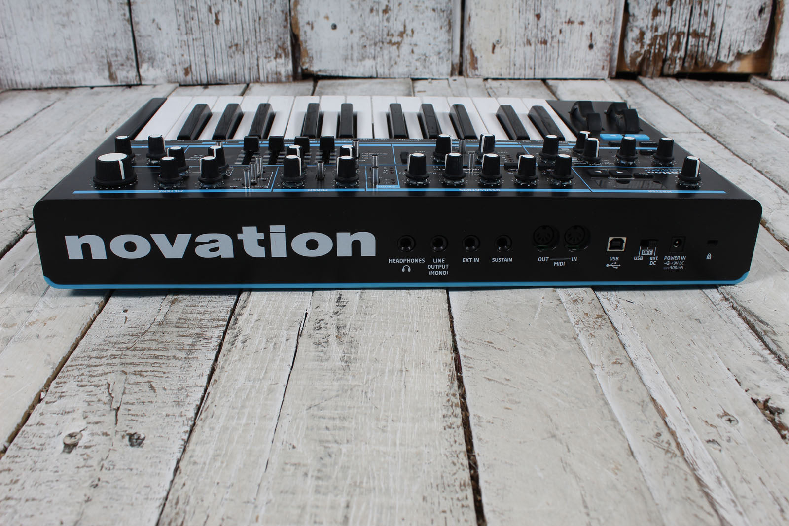 Novation Bass Station II Analog Synthesizer 25 Key Synthesizer with Gig Bag