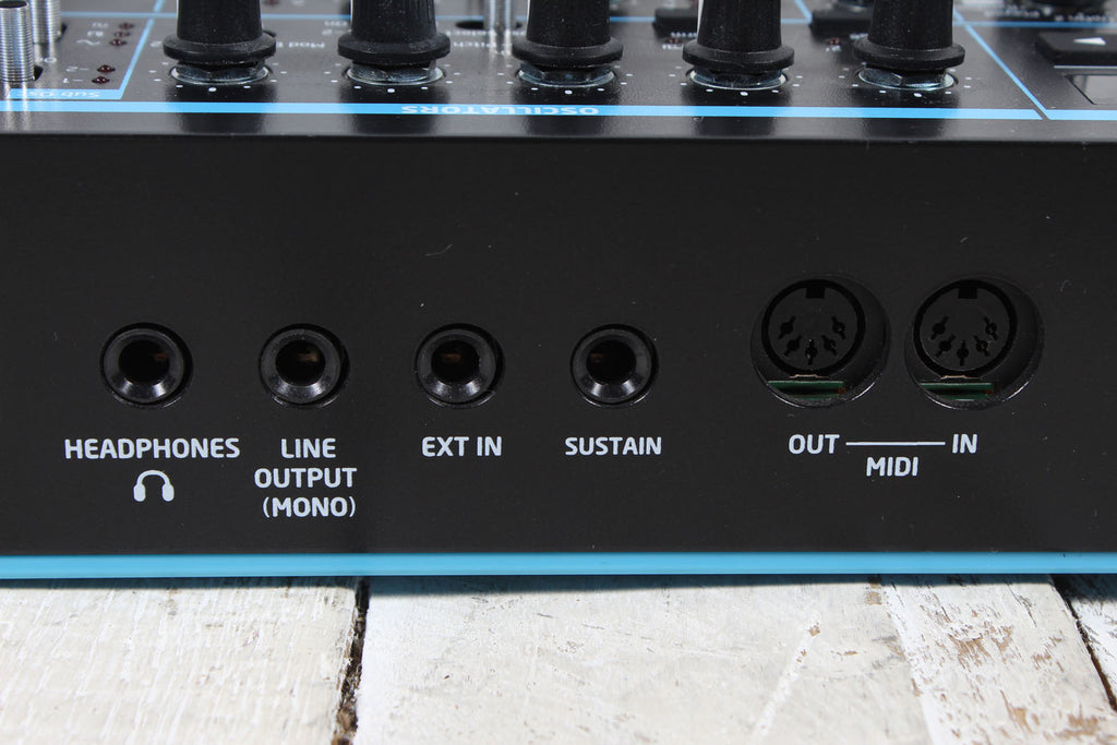 Novation Bass Station II Analog Synthesizer 25 Key Synthesizer with Gig Bag