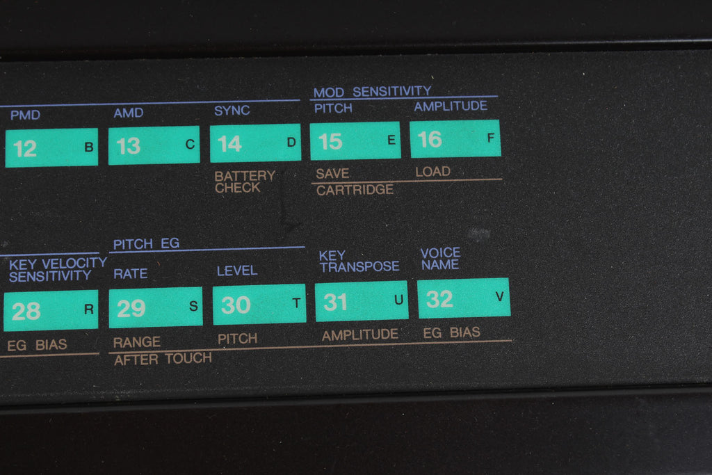 Yamaha Vintage 1980s DX7 Digital Synthesizer 61 Key Keyboard with Case & Manuals