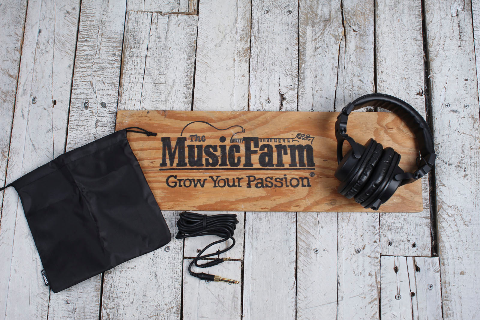 Yamaha HPH-MT5 Closed Back Studio Monitor Headphones Black with Carrying Bag Secondary image