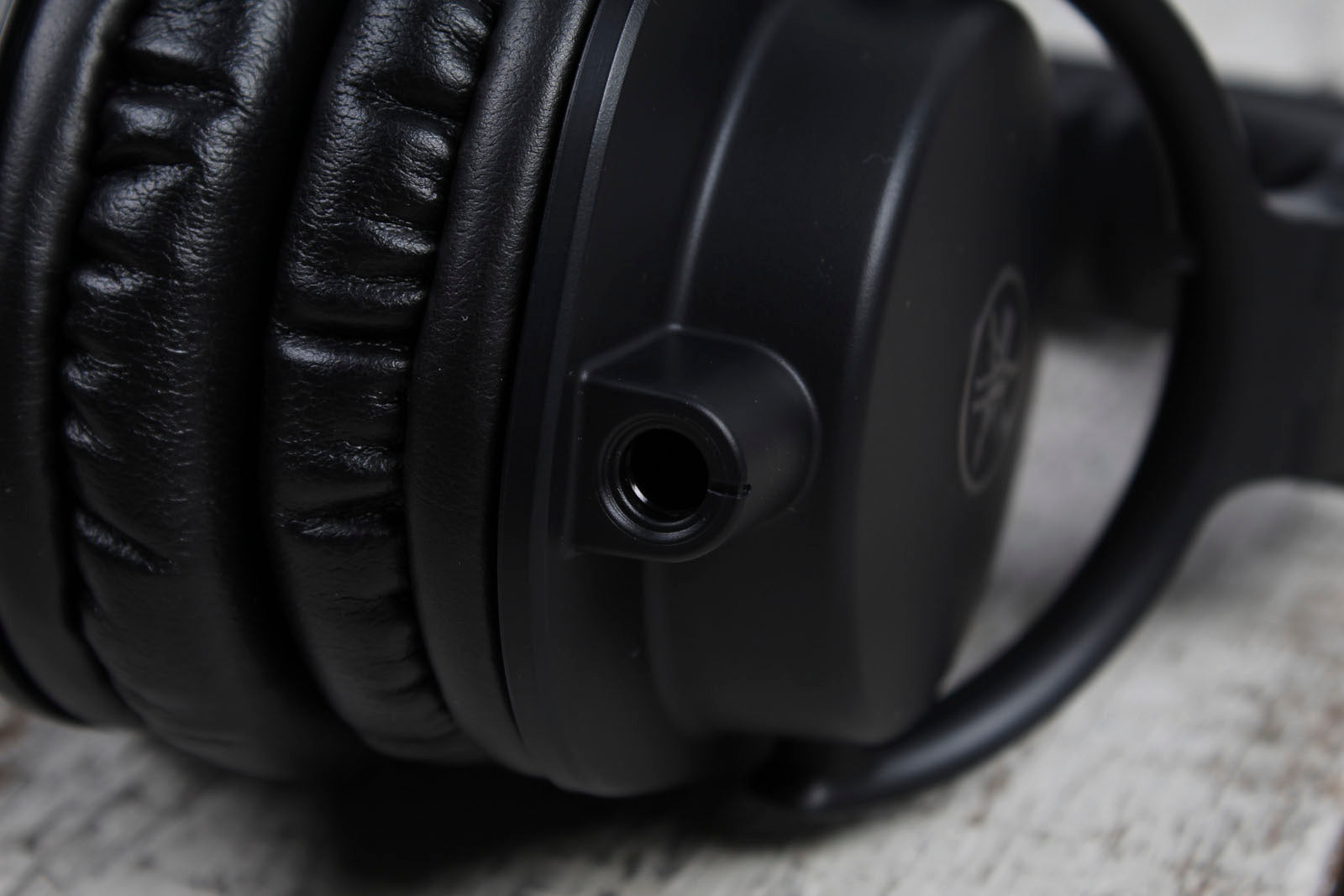 Yamaha HPH-MT5 Closed Back Studio Monitor Headphones Black with Carrying Bag