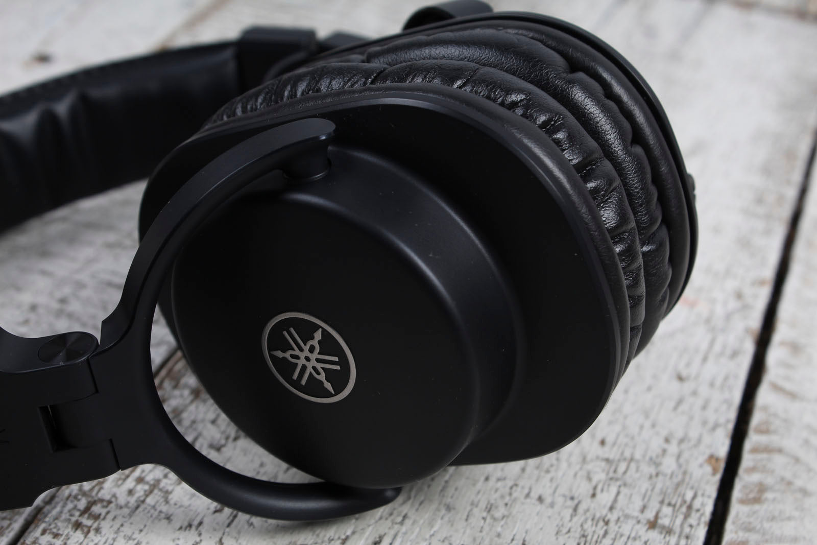 Yamaha HPH-MT5 Closed Back Studio Monitor Headphones Black with Carrying Bag