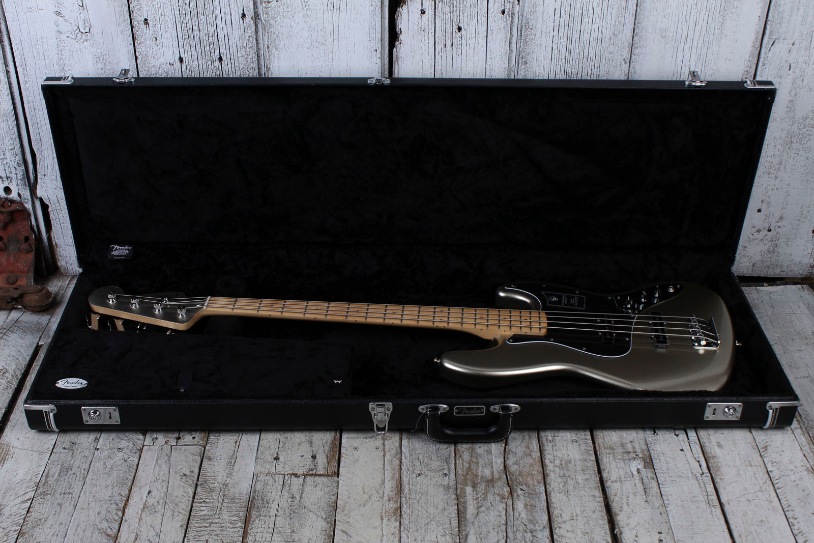 Fender Classic Series Bass Guitar Hardshell Case for Precision and Jazz Bass