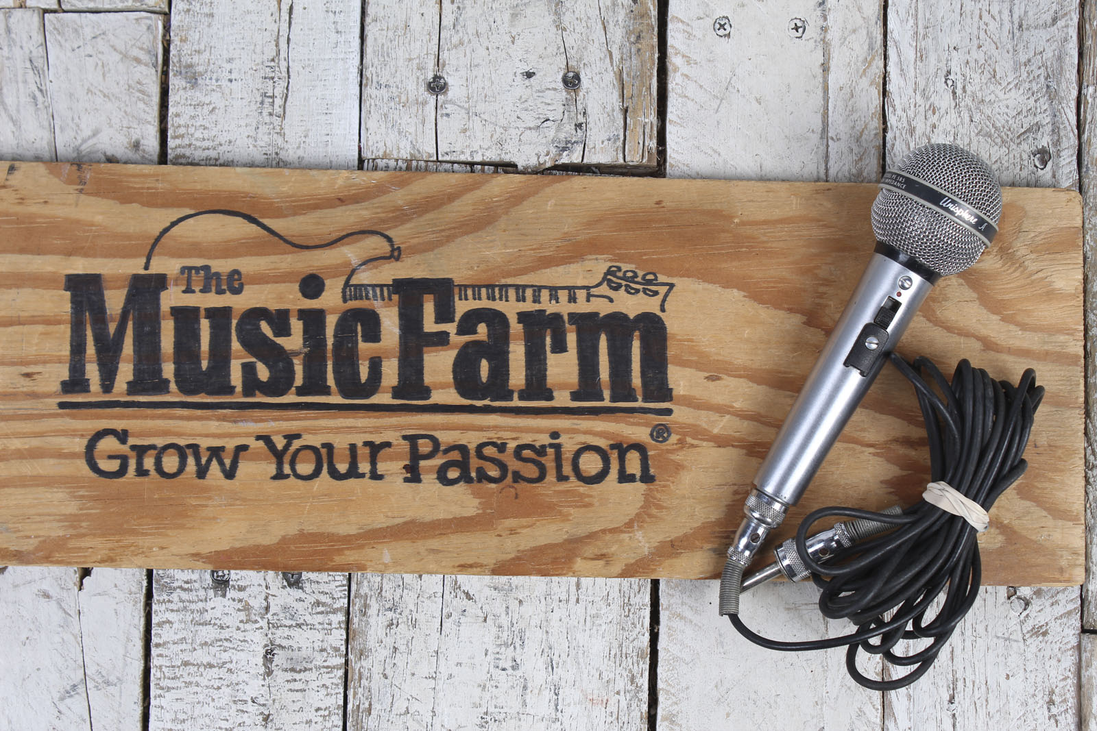 Unisphere PE 585 High Impedance Dynamic Microphone with Cable