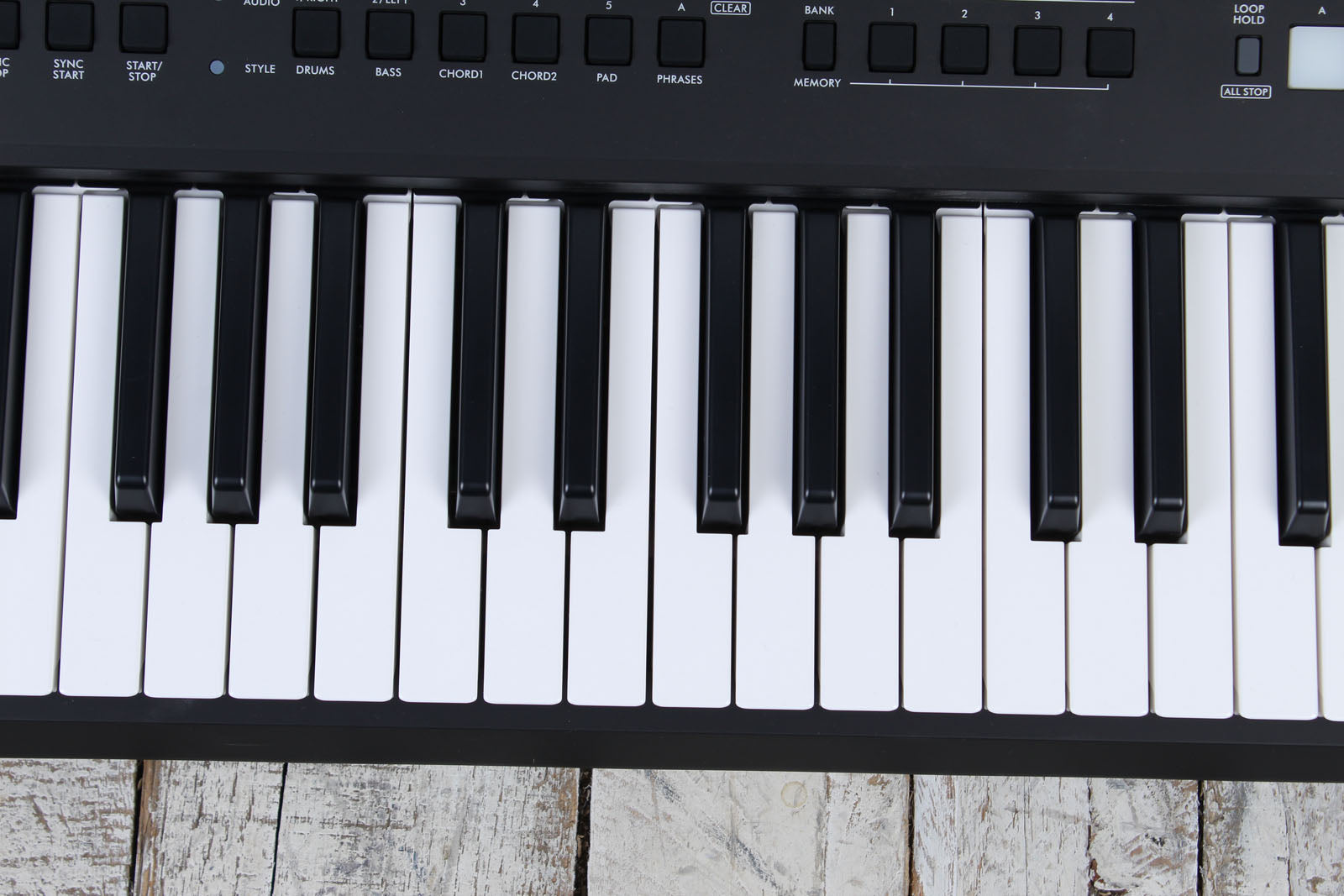 Yamaha PSR-E425 76 Key Portable Keyboard with 820 Voices and Pitch Bend with Power Supply
