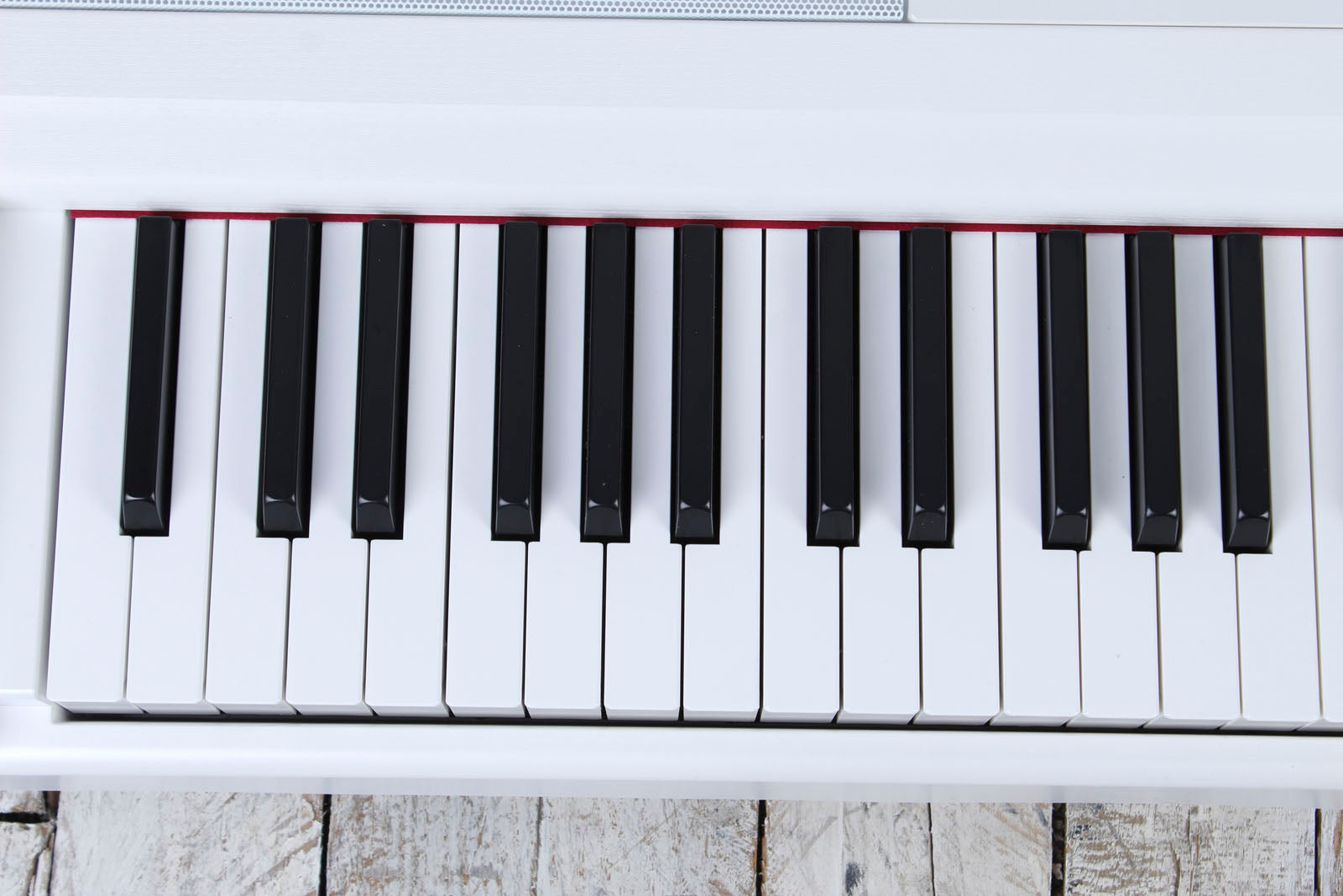 Yamaha DGX-670 White 88 Key Digital Portable Grand Piano with Sustain Pedal