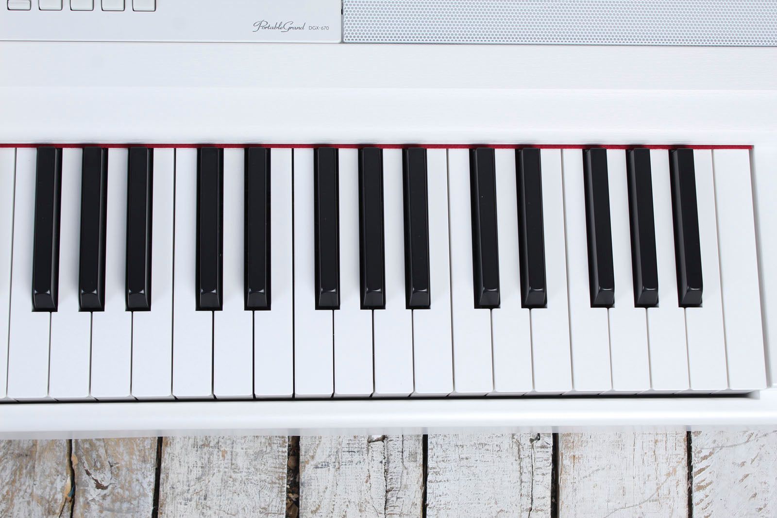 Yamaha DGX-670 White 88 Key Digital Portable Grand Piano with Sustain Pedal