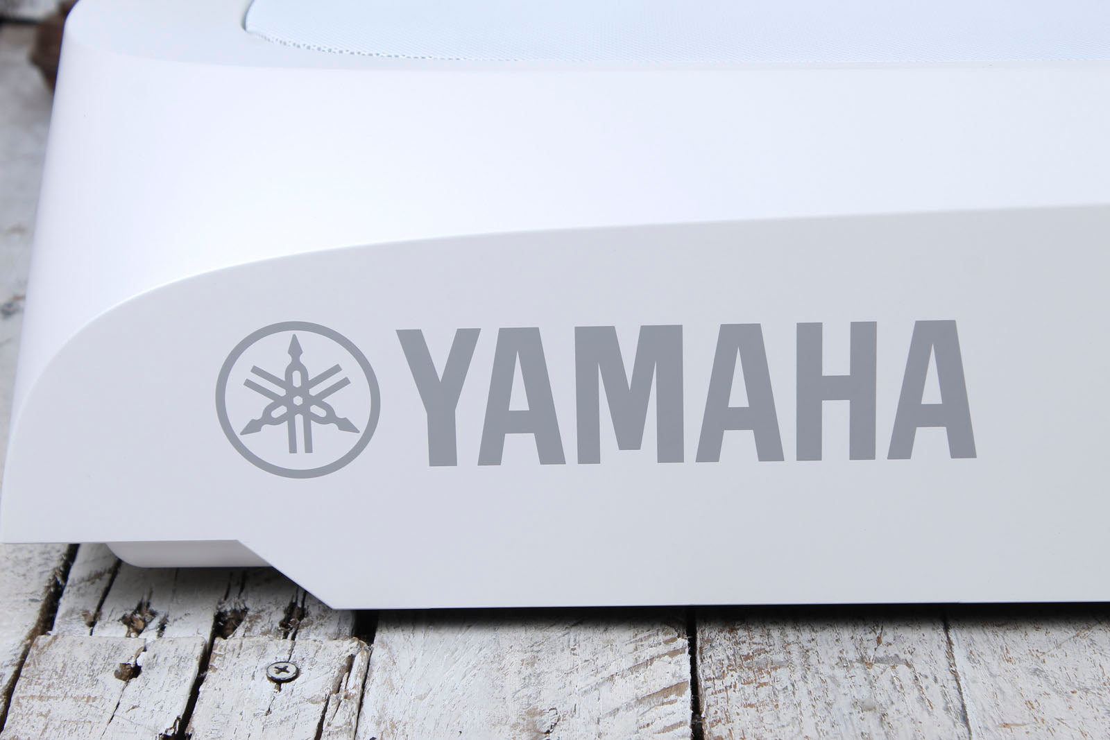 Yamaha DGX-670 White 88 Key Digital Portable Grand Piano with Sustain Pedal