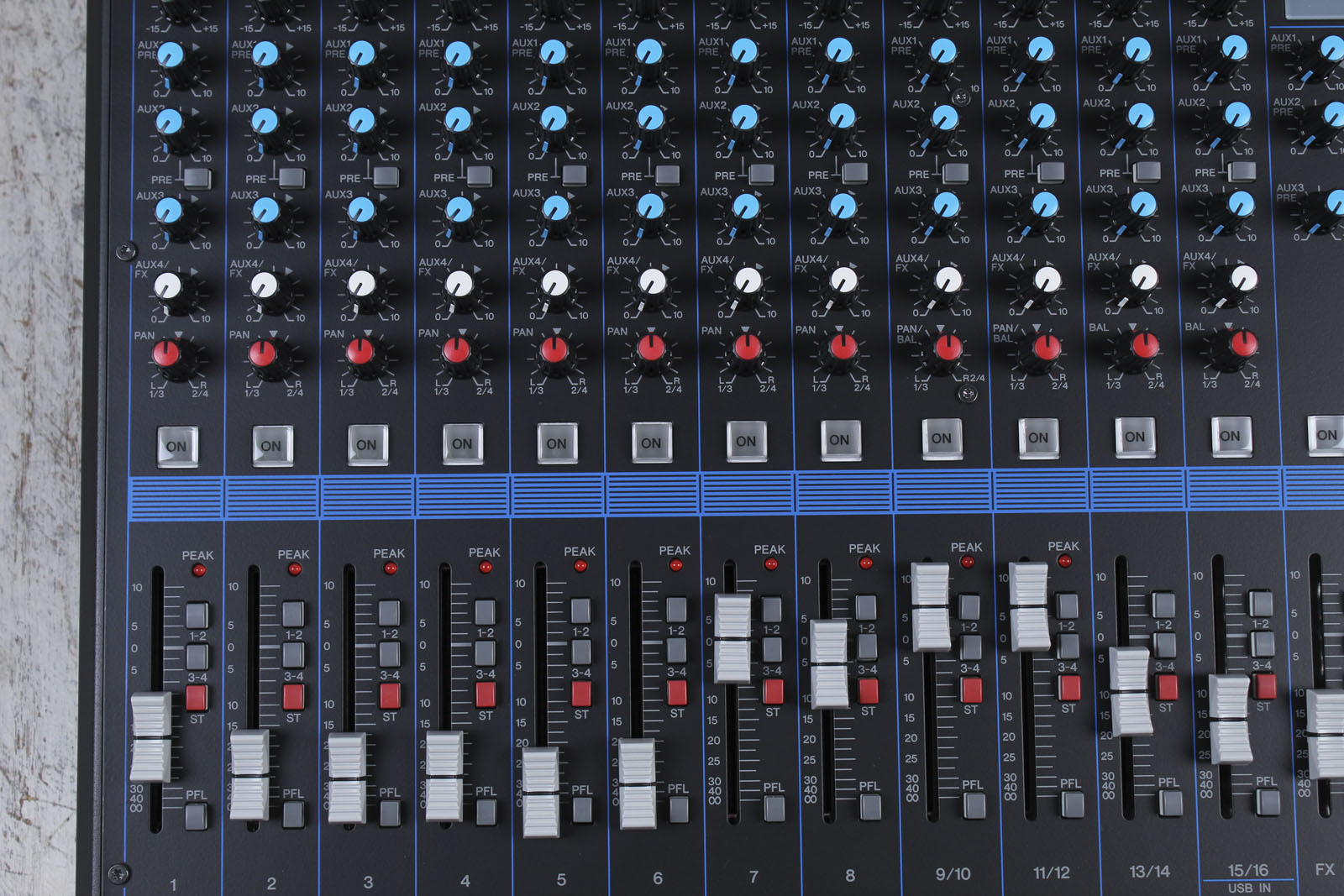 Yamaha MG16XU 16 Channel Analog Stereo Mixer Internal Power Supply and Effects