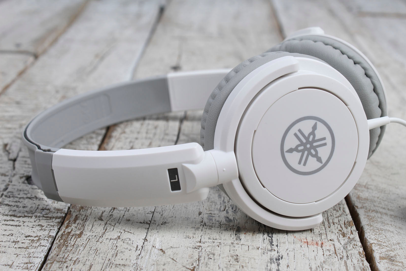 Yamaha HPH-100WH Dynamic Closed Back Headphones with Adjustable Headband White